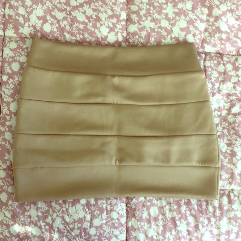 Mini stretchy fit skirt. Taupe color.